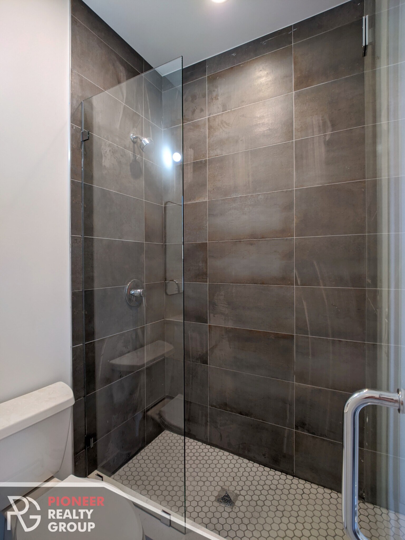 Building Photo - 2121 W Belmont Ave