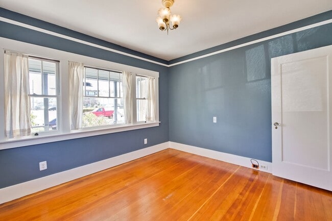 Building Photo - Updated Bungalow located in Downtown Redwood City & 15 miles from SF International Airport