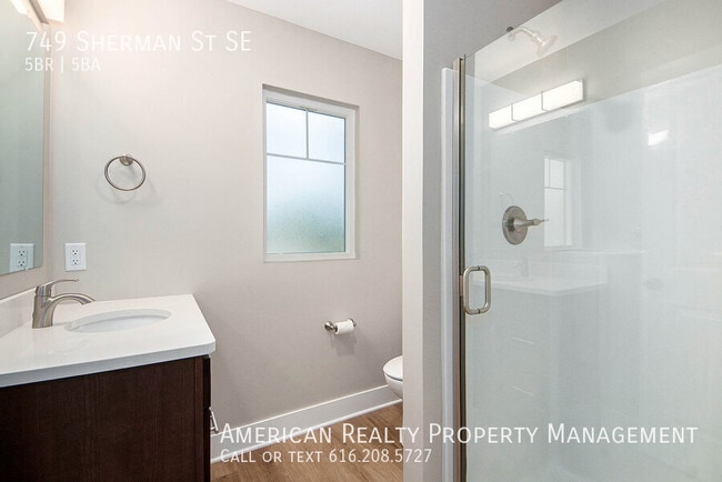 Building Photo - 749 Sherman St SE