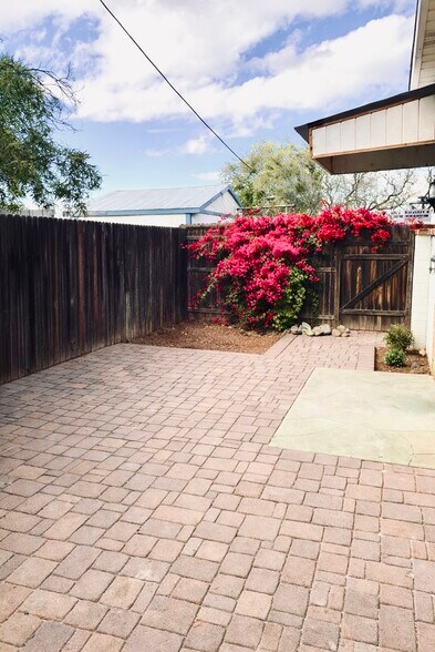 Building Photo - 2528 E Lee St