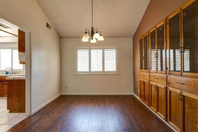 Building Photo - 2768 Saratoga Ave