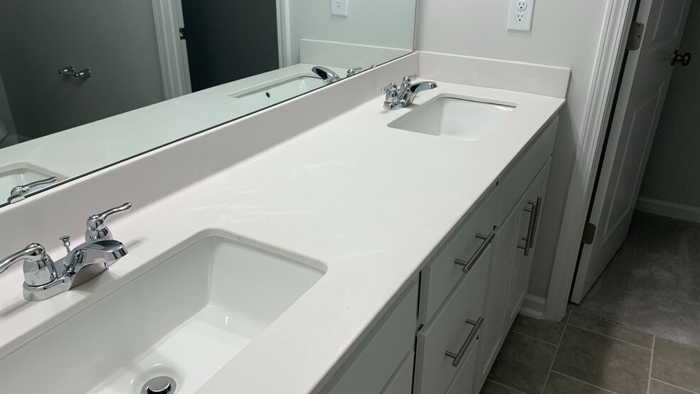 Building Photo - Room in Townhome on Summer Violet Ln