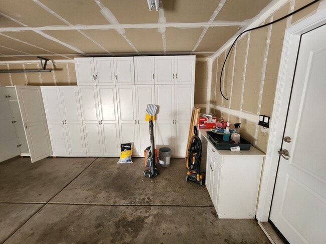 Building Photo - 4 Bedroom Home with 3 Car Garage in Dayton-Riverpark