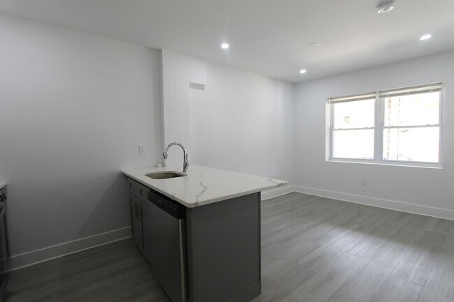Building Photo - 103 E Coulter St