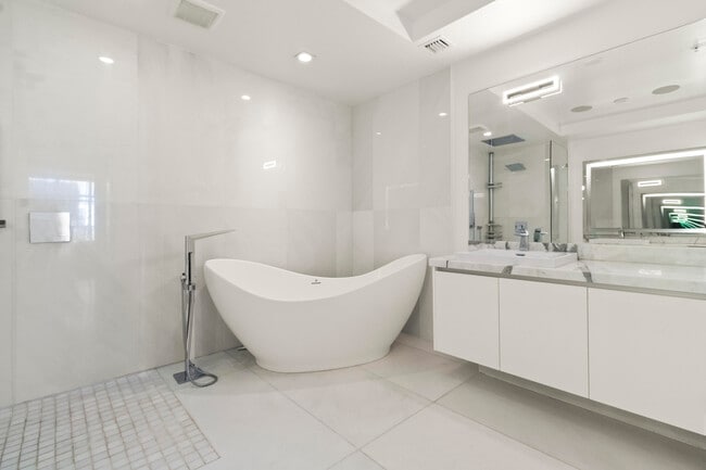 Building Photo - 300 Sunny Isles Blvd