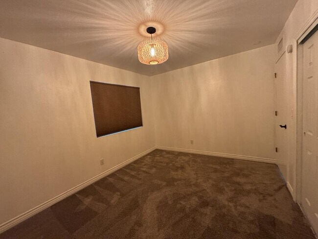 Building Photo - 1016 E Cottonwood Dr