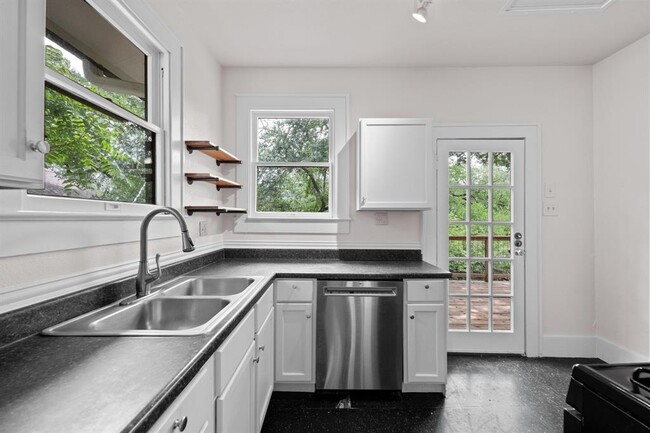 Building Photo - 713 Patterson Ave