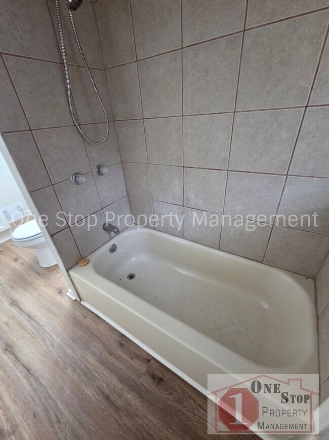 Building Photo - Spacious 3 bedroom/ 2 bathroom in Kansas City!