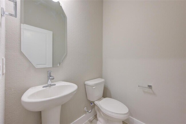 Building Photo - 1709 Summerlyn Ter Dr