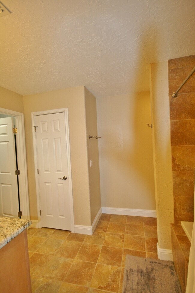 Building Photo - Stunning 3 Bed Brick Home! Zia School District !