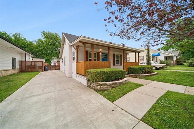 Building Photo - Gorgeous updated and modern open layout