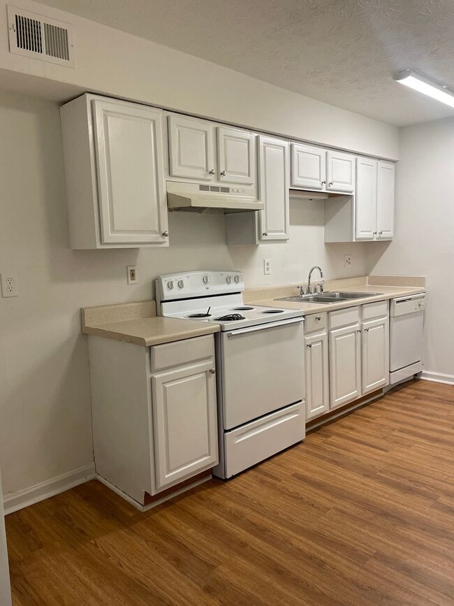 Building Photo - Modern 2-Bed, 1-Bath Oasis with Central Ai...