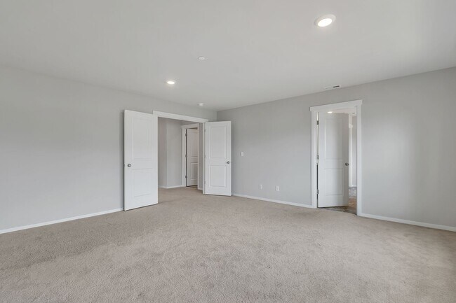 Building Photo - Spacious Puyallup Home with Room for the E...
