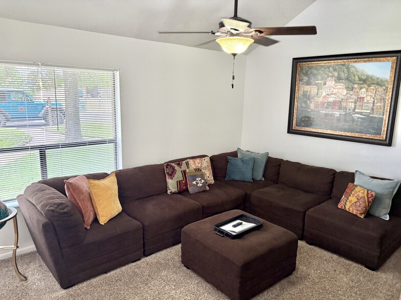 Building Photo - 941 Navidad St