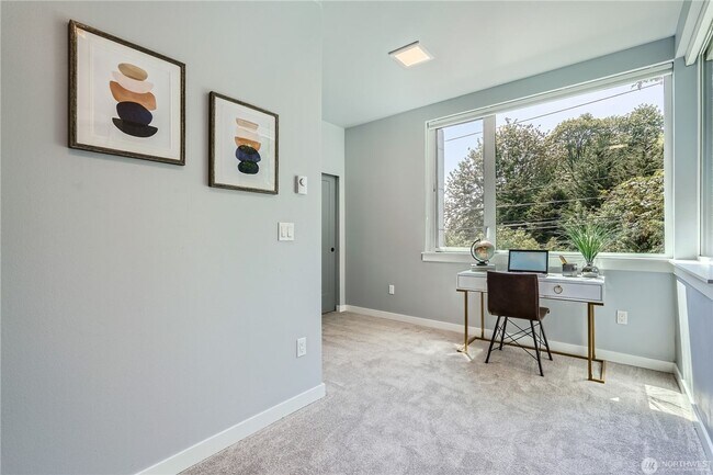 Building Photo - Spacious end-unit 3 bed townhome near Seat...