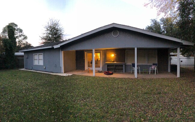 Building Photo - BROADMOOR TERRACE-4/3 BRICK HOME-LARGE & NICE