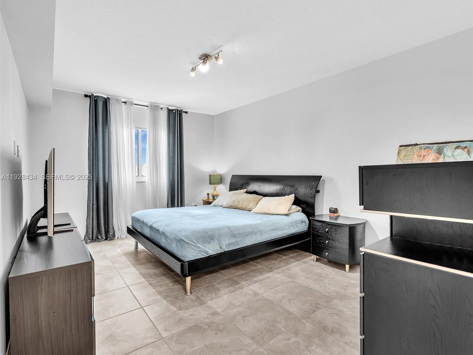 Building Photo - 18800 NE 29th Ave