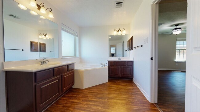 Building Photo - 923 Emerald Dove Ave