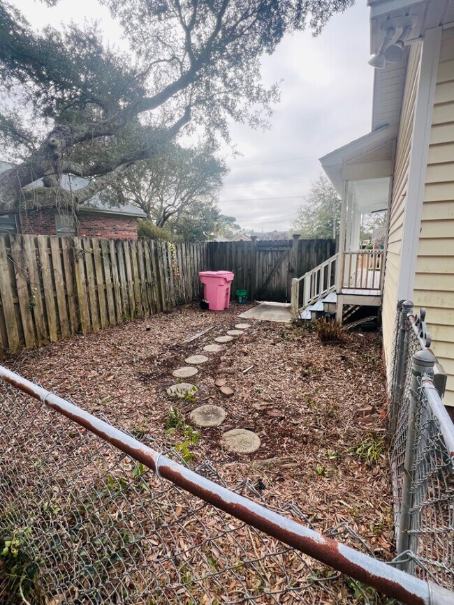 Building Photo - 208 Elmhurst Rd