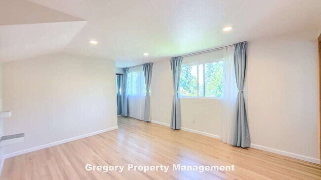 Building Photo - 11204 NE 58th Pl
