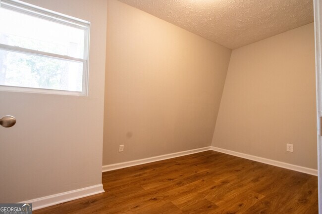 Building Photo - 207 Rustwood Dr