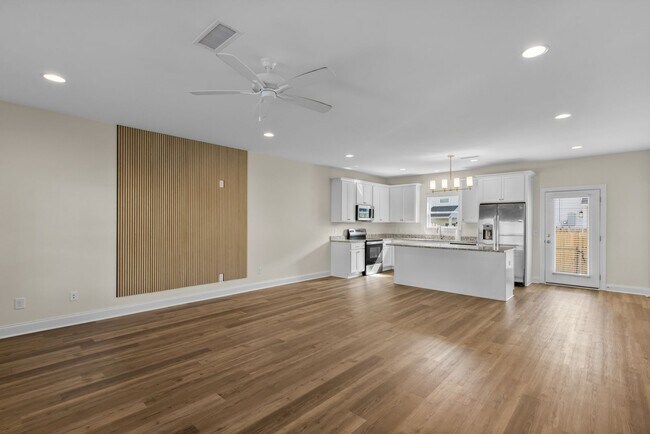 Building Photo - 3260 Academy Dr
