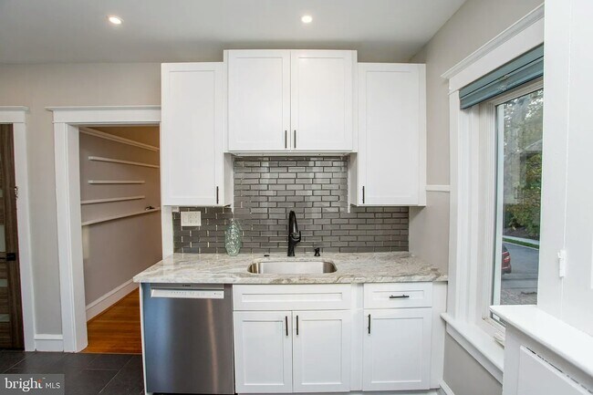 Building Photo - 501 E Mt Airy Ave
