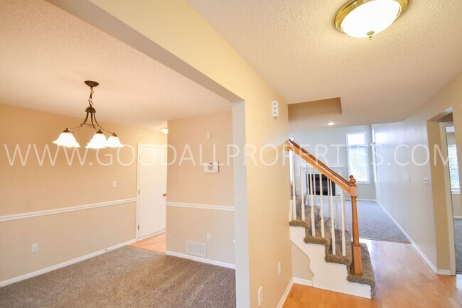 Building Photo - 4 Bedroom 2.5 Bathroom home in Urbandale