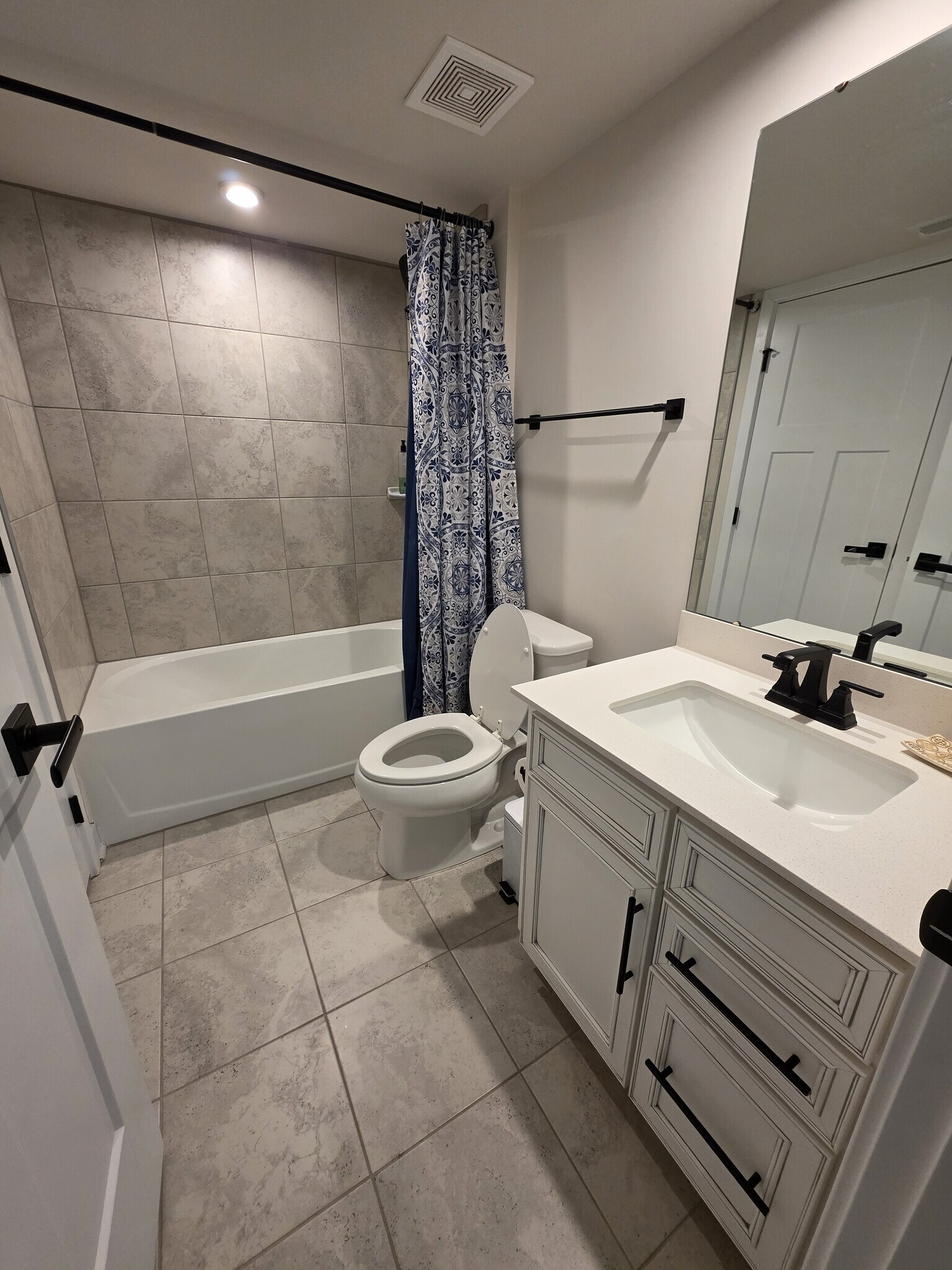 Guest bed Bathroom - 9773 Oaklawn Blvd NW