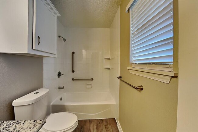 Building Photo - 3119 Park Garden Dr