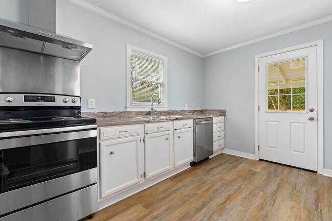 Building Photo - 206 Pinehill Dr
