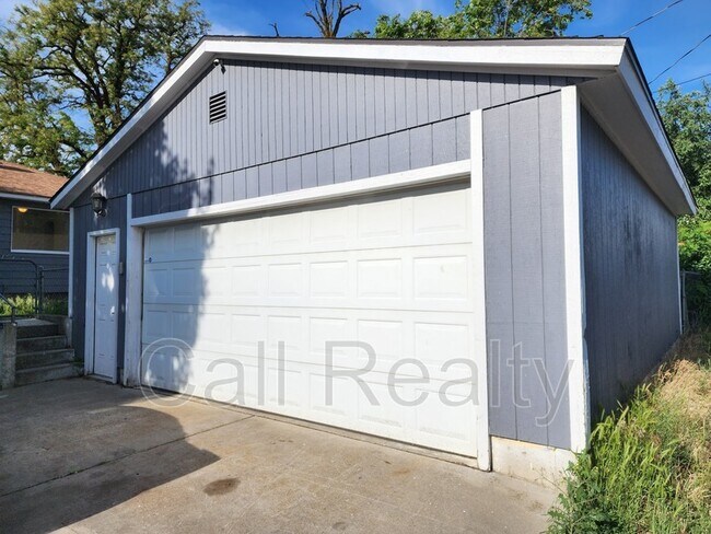Building Photo - 1012 E Lacrosse Ave