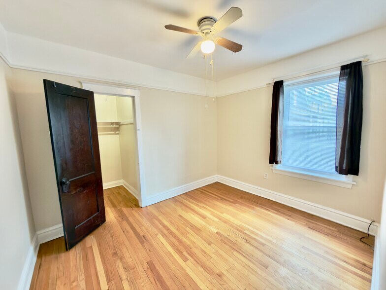 Building Photo - 3239 W Cullom Ave