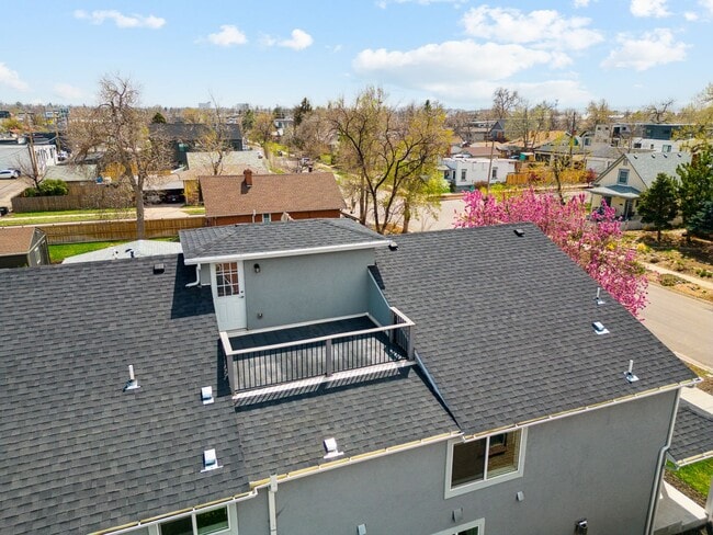 Building Photo - Modern 3BD Townhome w/ a Rooftop Deck!