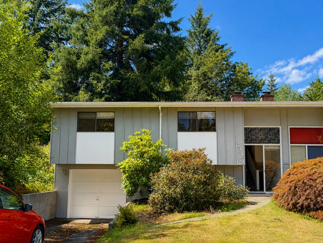 Building Photo - Beautiful Split-Level Home with Fireplace, Deck, Garage, and EV Charger