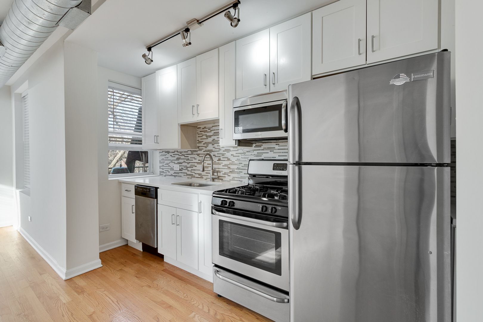 Building Photo - 2523 W Leland Ave