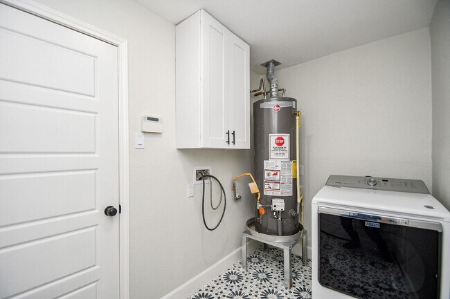 Building Photo - 5642 Cartagena St