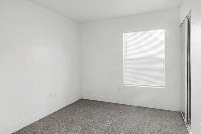 Building Photo - SPACIOUS 3BED/2BATH CONDO * FIRST FLOOR UNIT