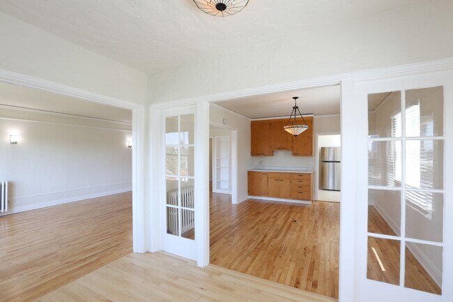 Building Photo - OPEN HOUSE: Sunday (1/11) 12:45pm-1:15pm. Top Floor 2BR/2BA apartment with sweeping views of Lake...