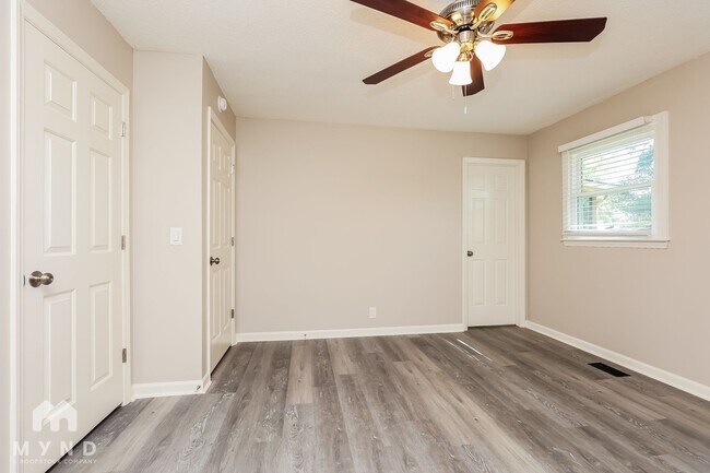 Building Photo - 907 Briar Ct