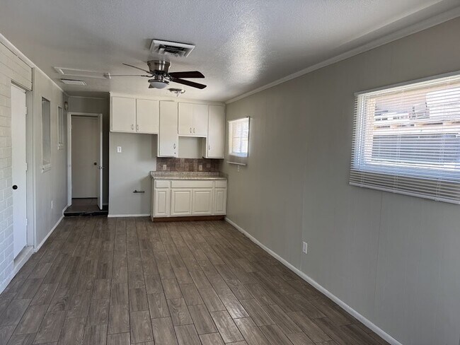 Building Photo - 5 Bedroom Near GCU