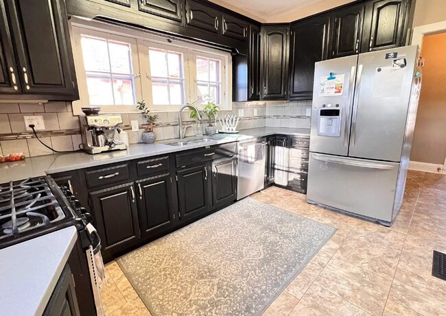 Building Photo - Large 3 Bedroom Home!