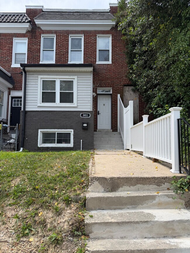 Building Photo - 803 Cator Ave