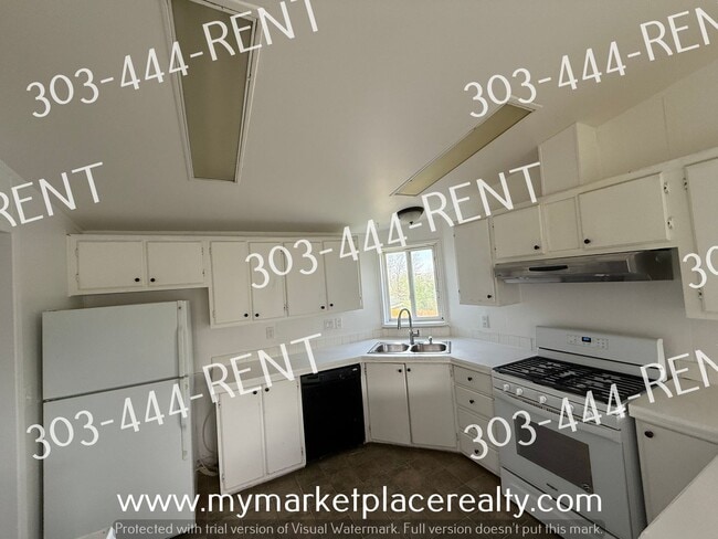 Building Photo - Spacious 3 Bedrooms and 2 bathroom home!!!
