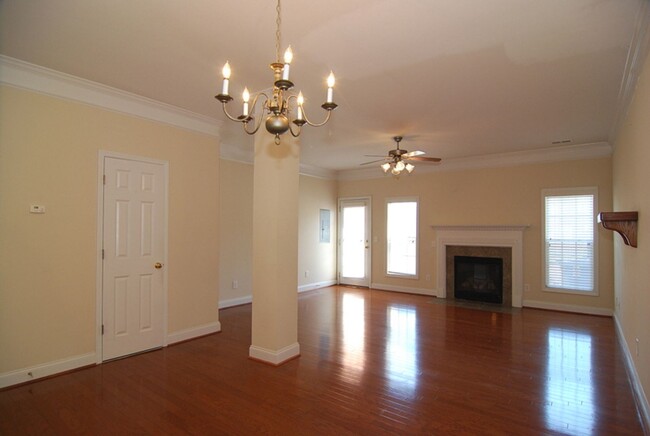 Building Photo - 2 Bedroom, 2.5 Bath in Hampton Forest - Av...