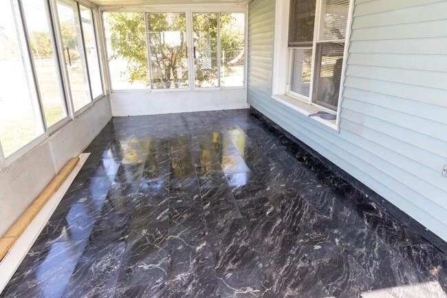 Building Photo - 810 Woodbine Rd