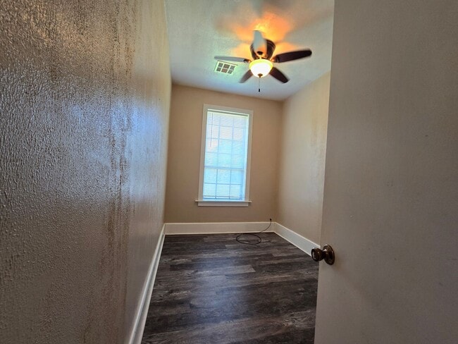 Building Photo - 3 Bedroom 2 Bath home in Asher!