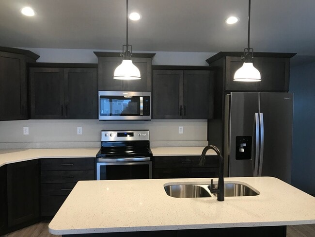 Building Photo - 4 Bed 3 Bath Single Family Home