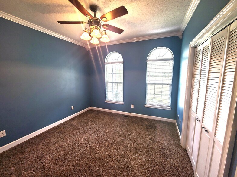 Building Photo - 518 Cloverfield Ln