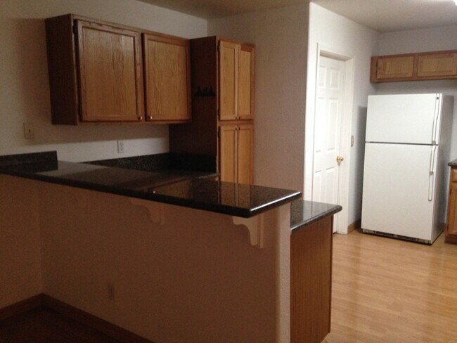 Building Photo - SUNHAMPTON CONDO FIRST FLOOR!